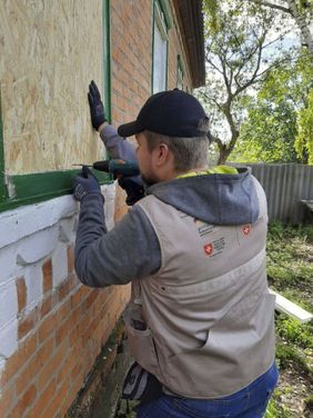 Häuser und Wohnungen, die beschädigt wurden, werden vor dem Winter isloliert. Foto: Malteser International