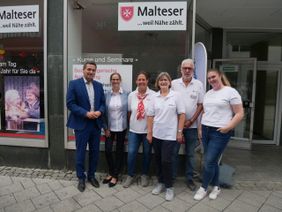 Das Team der Villa Malta freut sich über eine gelungene Jubiläumsfeier. (vl.): Christian Baldauf (Schirmherr der Villa Malta), Tanja Wagner (Geschäftsführerin Malteser Frankenthal), Claudia Seeger (Leiterin Villa Malta) sowie Anette Wildberger, Helmut Dörr sowie Nicole Keck, die das Team der Villa Malta seit Kurzem tatkräftig unterstützt. (Quelle: Malteser Frankenthal)