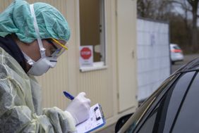 An Drive-In-Abstrichzentren und Fieberambulanzen sowie mit mobilen Testzentren unterstützen die Malteser auch in Baden-Württemberg das Gesundheitssystem. Foto: Malteser Neckar-Alb