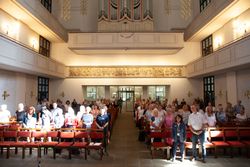 Ein Gruppenfoto der Ehrenamtlichen in der Dreikönigskirche.