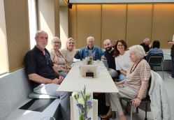 Eine Gruppe sitzt im Künstlerbund zusammen