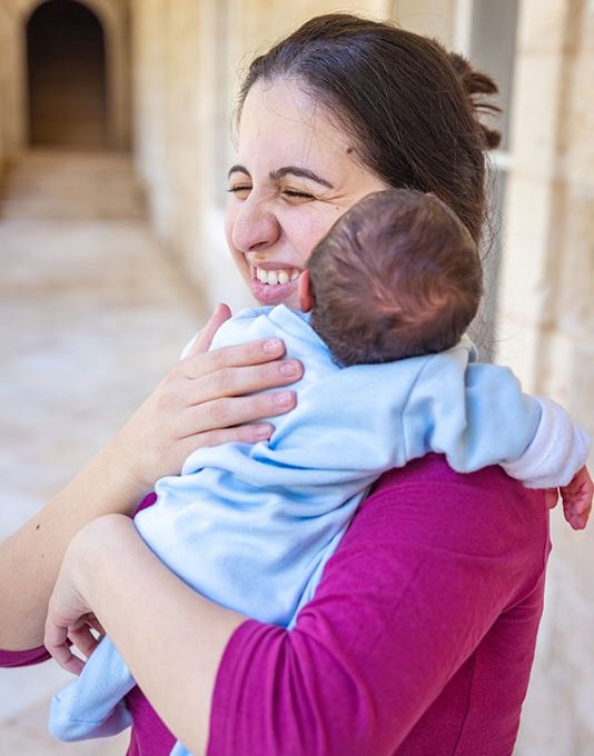 Eine Mutter mit ihrem neugeborenen Baby