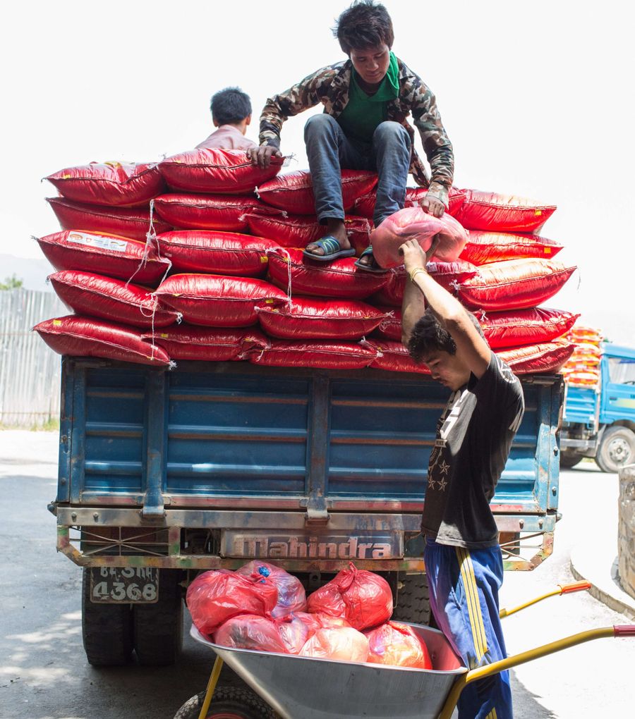 Distribution of aid in cooperation with our local partner and local student volunteers. Photo: Jana Asenbrennerova