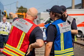 Die angehenden Gruppenführerinnen und Gruppenführer (erkennbar an den blauen Westen) mussten im Einsatz die richtigen Entscheidungen treffen, damit die Verletzten schnell und effektiv medizinisch versorgt werden. Jedem Prüfling wurde ein Buddy (mit grauer Weste) zur Seite gestellt mit Mindest-Qualifikation eines Zugführers, der als Übungsbeobachter alles dokumentiert, bewertet und im Nachgang mit dem Prüfling bespricht. Foto: