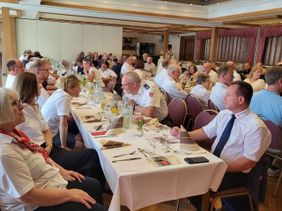 Foto des vollbesetzten Saals, viele Menschen in Malteser-Dienstkleidung