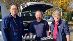 Malteser Kreisgeschäftsführer Roland Bucher, Malteser Mitarbeiter Marcol Adam und Franz Wimmer, Geschäftsführer des Pflegedienstes Wimmer/Inntalpflege, halten Boxen mit Schlüsseln in den Händenssige Durchführung des Bereitschaftsdienstes für den Malteser Hausnotruf. Marcol Adam (Mitte)