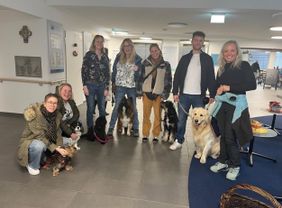 Besuchsdienst mit Hund wächst weiter und bringt viel Freude zu Kindern und älteren Menschen