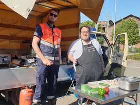 Zwei Männer haben Essen zubereitet.