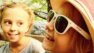 Kind mit Malteser Sonnenbrille