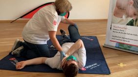 Aus Angst vor dem Virus nicht zu helfen und Erste Hilfe-Maßnahmen zu versagen, wäre fatal. Deshalb freuen sich die Malteser wieder ausbilden und Erste Hilfe-Kurse durchführen zu können. (Foto: Malteser BGL)