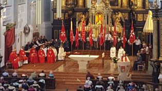 Kirche mit vielen Menschen in Malteser Kleidung, festlicher Gottesdienst