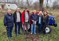 Eine Gruppe von Menschen vor einem Traktor