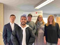 Gruppe Erwachsener vor Rollup 