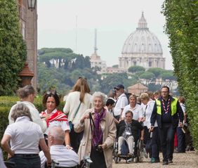 Pilger im Garten der Villa Malta