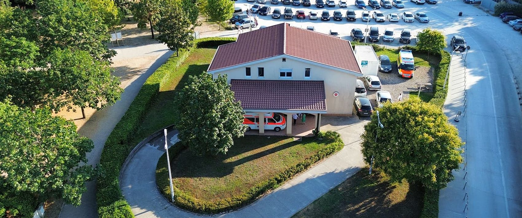 Die Malteser Sanitätsstation in Medjugorje von oben von einer Drohen aufgenommen