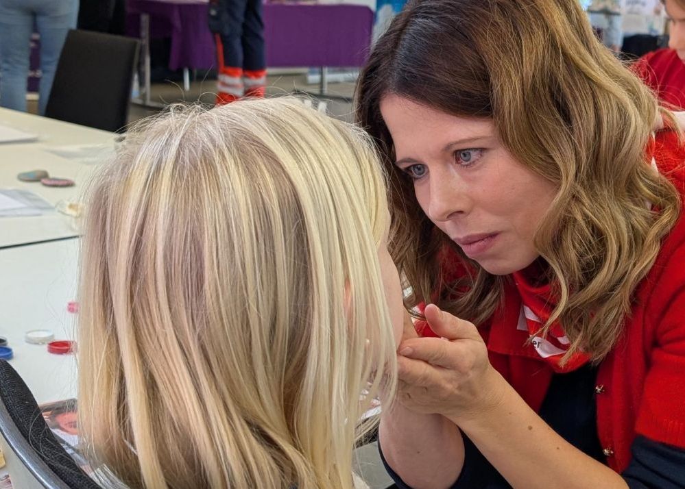 Die Kinder ließen sich schminken, bemalten Steine oder bemalten gestalteten Trauerkisten. 