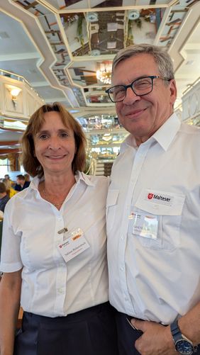 Eine Frau und ein Mann in Dienstbekleidung.