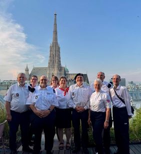 Die Malteser Garde Bergisch Land zum Heiligen Engelbert beim Besuch in Wien mit Blick auf den Stephansdom, v.l.: Carlo Hahn, Birgit und Wolfgang Guenther, Doris Hoffmann, Alice und Rolf Fischer, Bernadette Hahn, Stephan Donath und Kevin Krüger.
