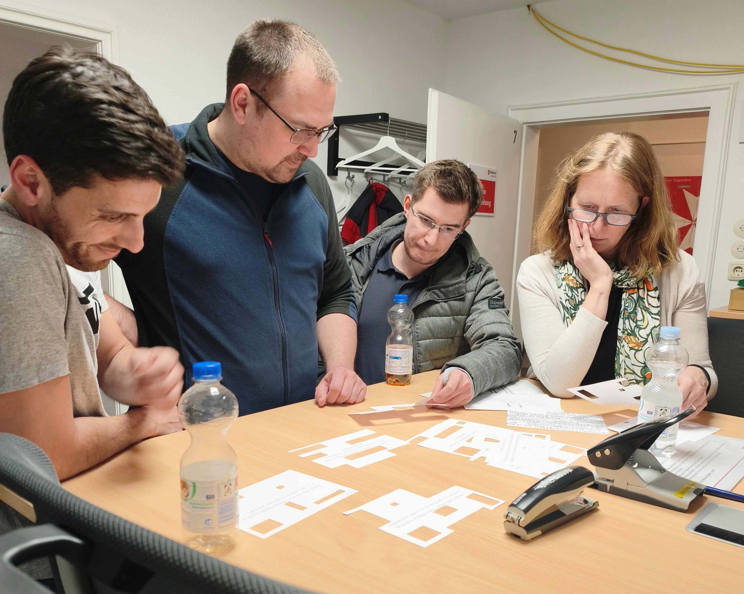 Teilnehmende beim Lösen des Escape-Rooms in Langenfeld