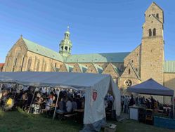 Zelt der Malteser vor dem Hildesheimer Dom