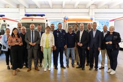 Gruppenbild der Teilnehmenden vor Malteser Rettungswagen