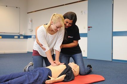 Situation im Erste-Hilfe-Kurs: Das Üben der Herz-Lungen-Wiederbelebung