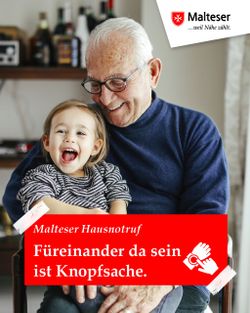 Ein Grroßvater hält ein Kind im Arm. Beide lachen.