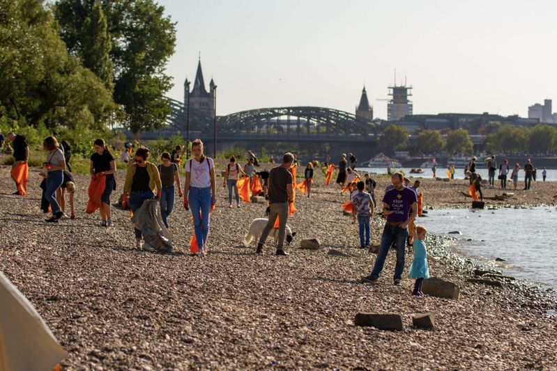 Helferinnen und Helfer sammeln Müll am Rhein