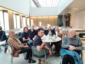Gruppenbild mit Maltesern, Ehrenamtlichen und Senioren