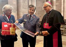 Diözesanleiter Prof. Dr. Wolf und Diözesanoberin Frau Dr. Reimsbach übergeben Bischof Dr. Wiesemann ein Geschenk (Foto: privat)