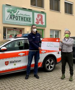 Felix Grochla (v.l.) von der Gliederung Butzbach nahm eine Spende der Linden-Apotheke für die Malteser Fluthilfe entgegen. Inhaber Christian Koch möchte diesen Betrag direkt den Flutopfern zugute kommen lassen. Foto: Linden-Apotheke