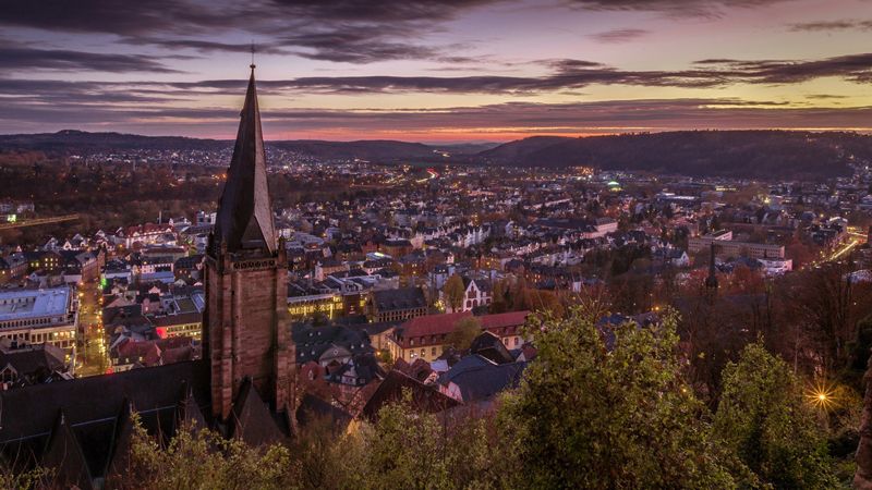 Marburg von oben bei Dämmerung fotografiert