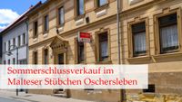 Ein Bild der Kleiderkammer "Malteser Stübchen Oschersleben" verweist auf den Sommerschlussverkauf.