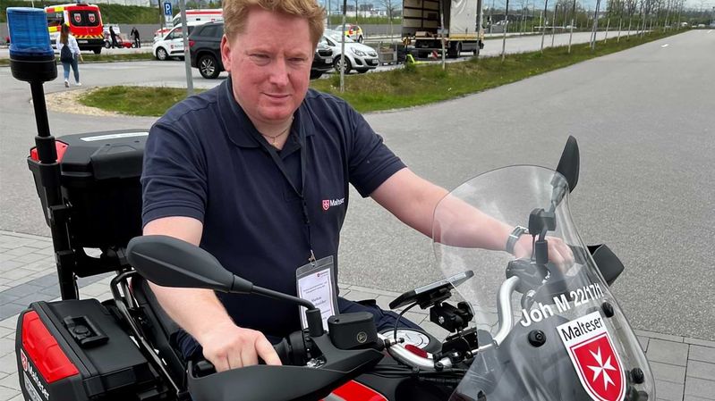 Ein Mann auf einem Motorrad der Malteser Motorradstaffel