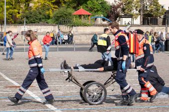 Malteser Sanitäter helfen einem Patienten. Foto: Malteser