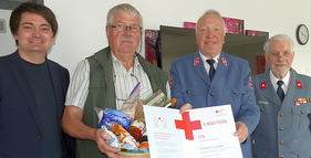 V.l. Bürgermeister Mario Dahm mit Wilhelm Lenzgen und der Auszeichnung für 175 Blutspenden sowie dem Stadtbeauftragten Hans Schramm und Helmut Klein. 