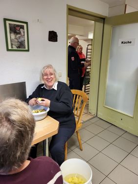 Diözesanoberin Maria von Boeselager schneidet Kartoffeln