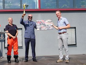 Dr. Rolf Scholer-Everts (re.), ärztlicher Stadtortleiter für den Notarztdienst in Bornheim und Notarztkollegin Dr. Krause (li.) überreichten eine Fotocollage vom allerersten Einsatz des Bornheimer Notarzteinsatzfahrzeugs an Christian Hoffmann (mitte).