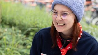 Junge Malteser Mitarbeiterin mit freundlichen Lächeln und einer grauen Mütze