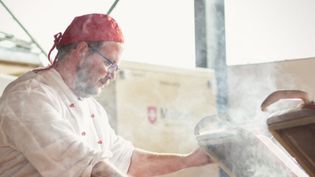 Koch kocht in einer Feldküche. 