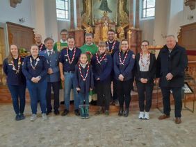 Ein erster gemeinsamer Gottesdienst der Malteser Jugend fand in der St. Jakobus-Kirche in Hambach statt. Pfarrer Michael Paul (h.R.2.v.r.) und Diakon Johannes Hellenbrand (h.R.3.v.r.) bereiteten der Malteser Jugend einen herzlichen Empfang. Gruppenleiterin Sophie Kissel freut sich auf viele neue Gesichter in Hambach (3.v.r.). 