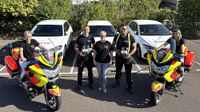 Frauen und Männer mit zwei Motorrädern.