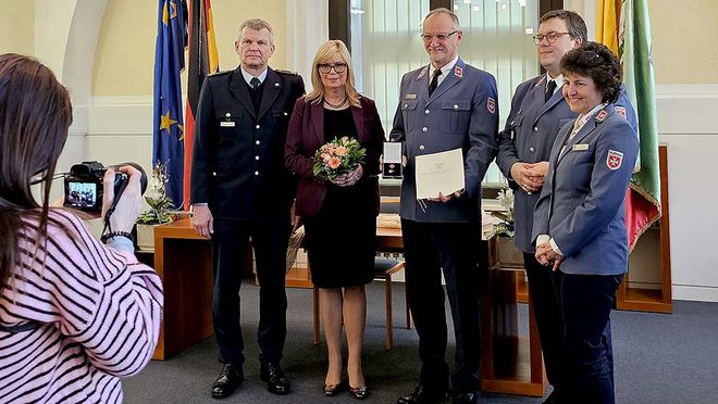 Ehrung für Mario Großmann von den Maltesern Sachsen-Anhalt: Ehrennadel des Landes Sachsen-Anhalt