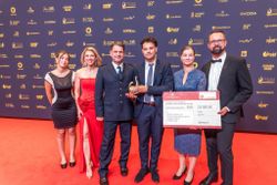 Sechs Menschen stehen vor einer Pressewand. Darunter zwei Laudatoren und 4 Jubilare. Sie halten den Scheck und die Goldene Henne in der Hand.