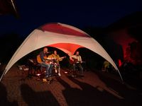 Unterstützen mit ihrer Musik die Opfer der Flutkatastrophe in Rheinland-Pfalz und Nord-rhein-Westfalen Christiane und Roland Sauer („Chris&Me“) sowie Stefan Jehn. Fotos: privat