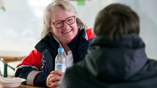 Eine Helferin der Malteser im Gespräch mit einer Person