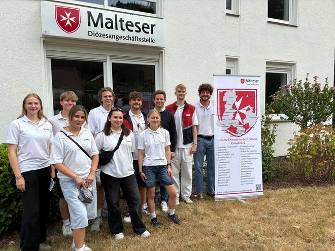Gruppenfoto der Promoterinnen und Promoter von Temmel Fundraising vor der Diözesangeschäftsstelle Osnabrück