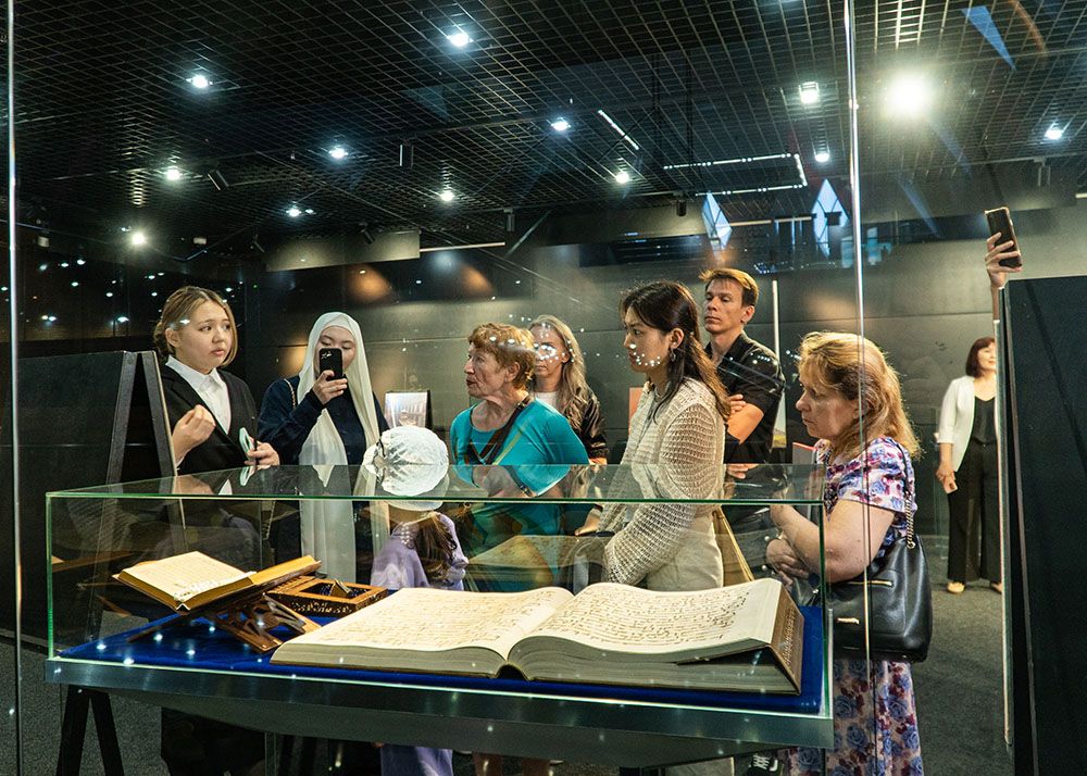 Die Ausstellung stößt in Astana auf großes Interesse.