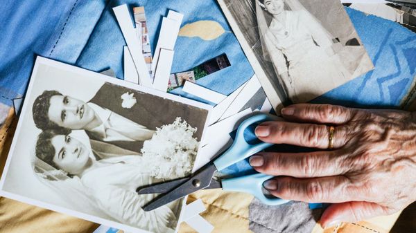 Schwarzweißbilder einer Hochzeit; darüber eine Hand einer alten Person mit einer Schere