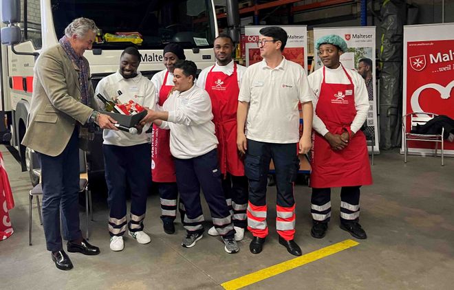 Gruppenbild mit Malteser Ehrenamtlichen. 